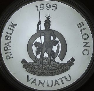 Coin image of obverse of a 5 ounces silver Vanuatu Queen Mother coronation 100 Vatu 1995